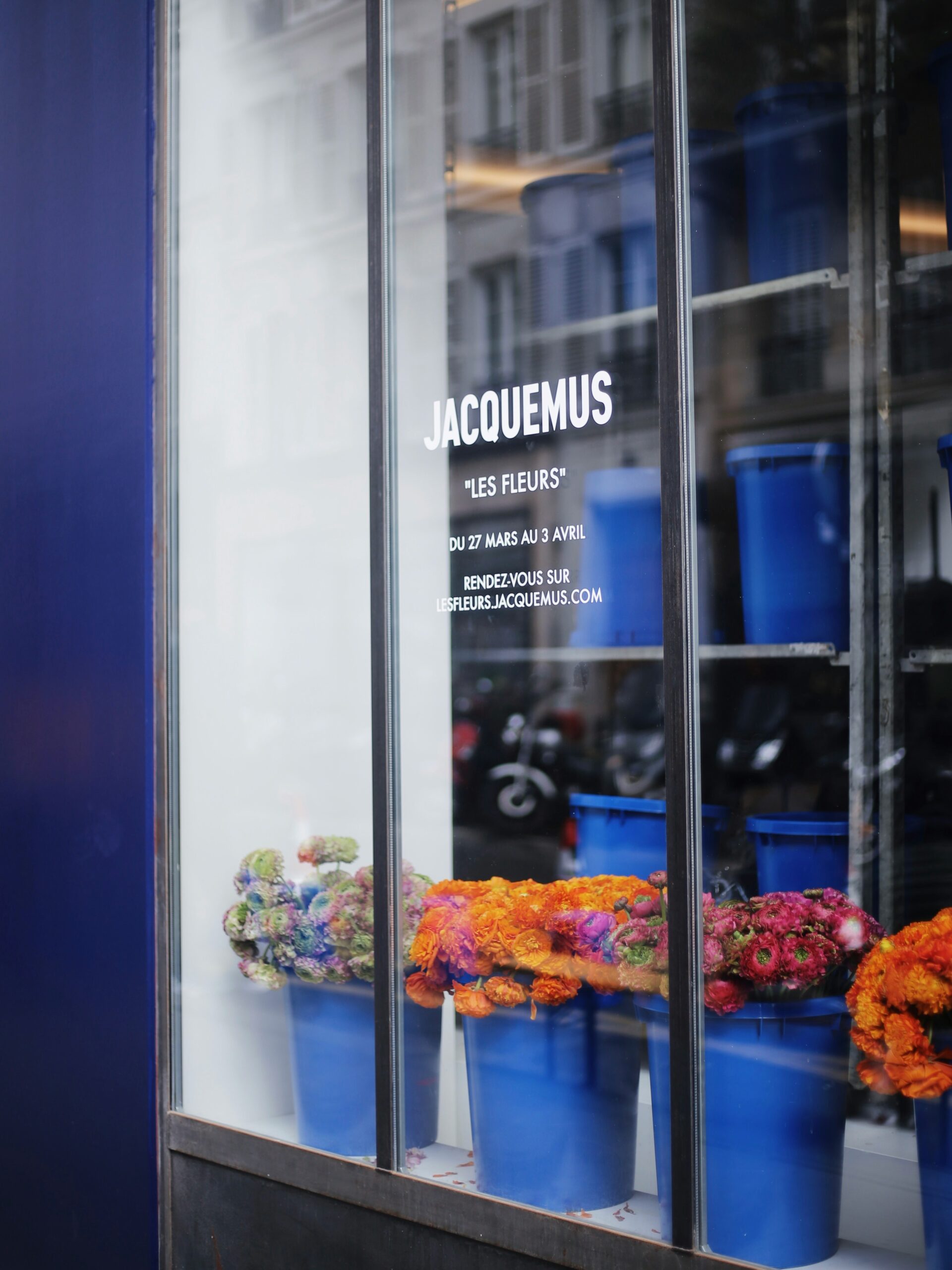 Jacquemus : Le génie marketing qui fait danser des sacs géants sur TikTok et Instagram.